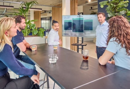 Salesforce consultants met elkaar in gesprek tijden een presentatie