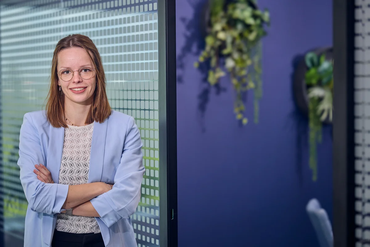Vrouw staat met armen over elkaar