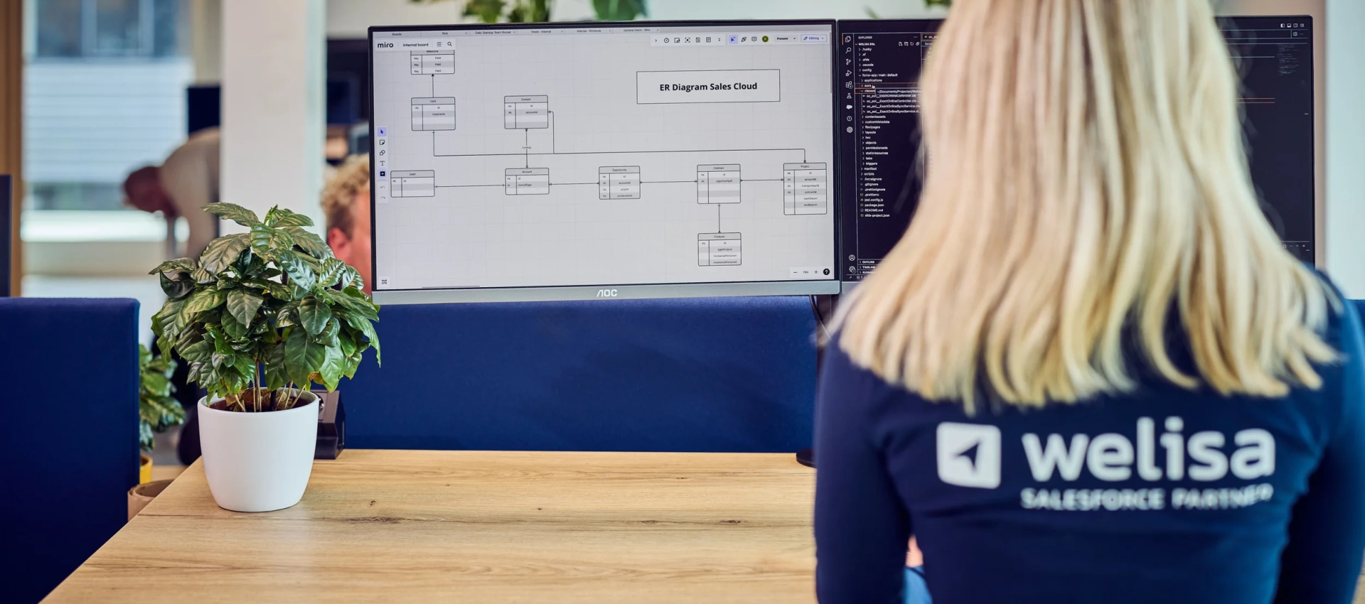 Sales Cloud consultant werkt achter een bureau