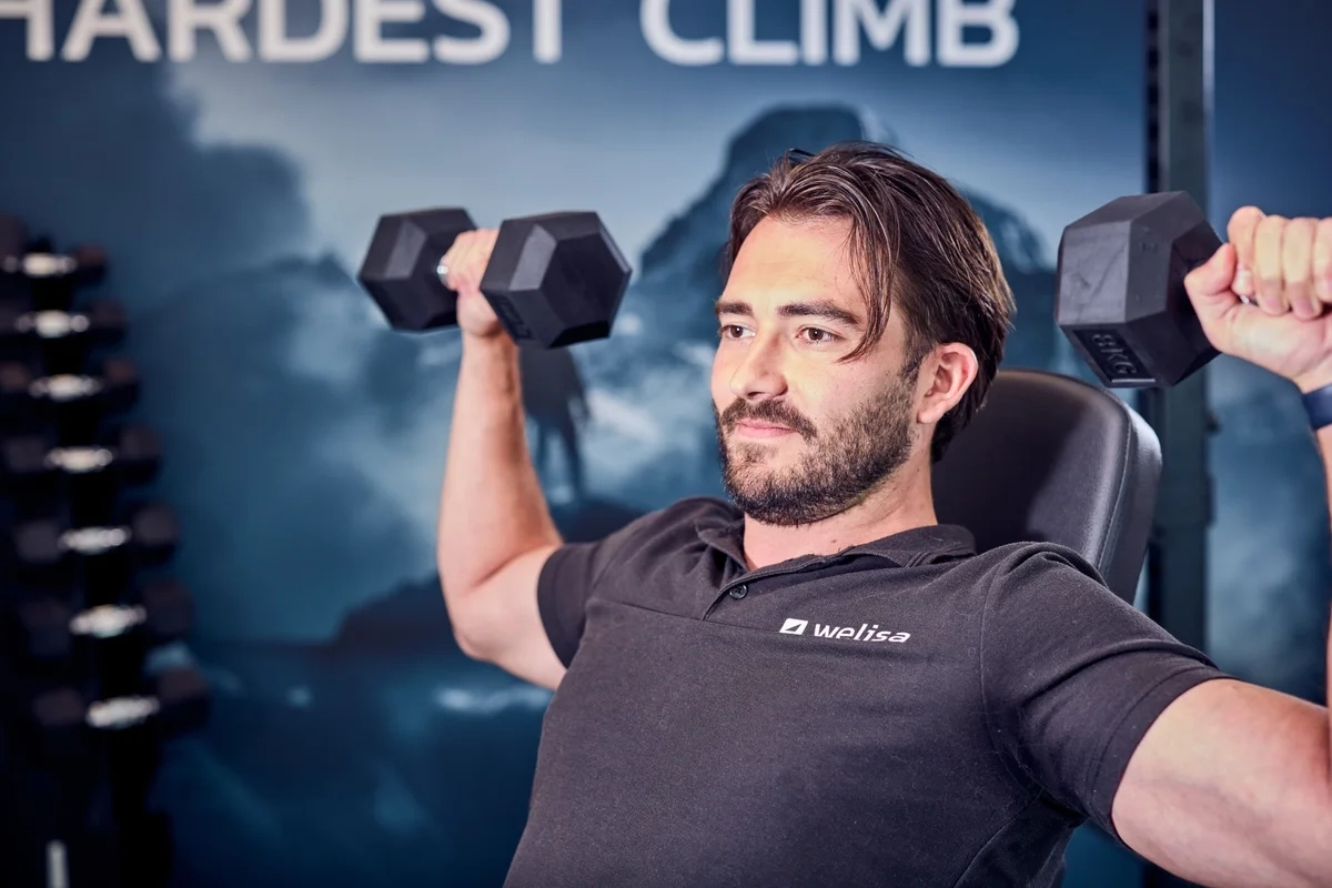 Man heft gewichten in de sportschool