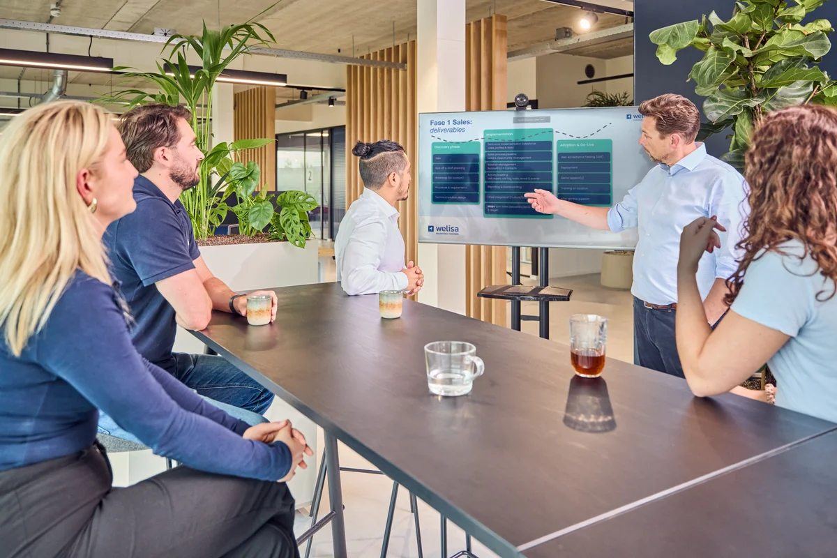 Salesforce implementatie presentatie met medewerkers om de tafel