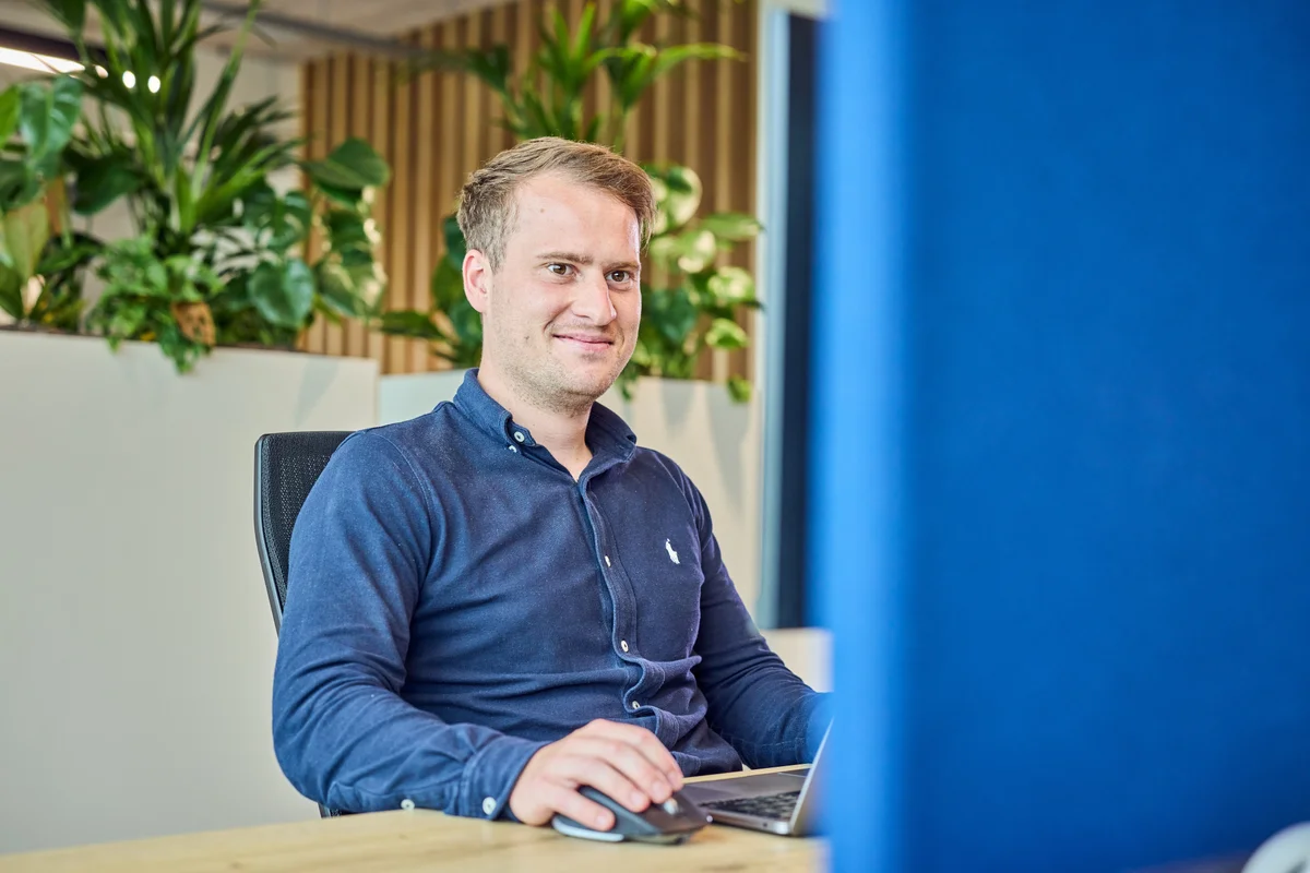 Salesforce consultant werkt achter een bureau