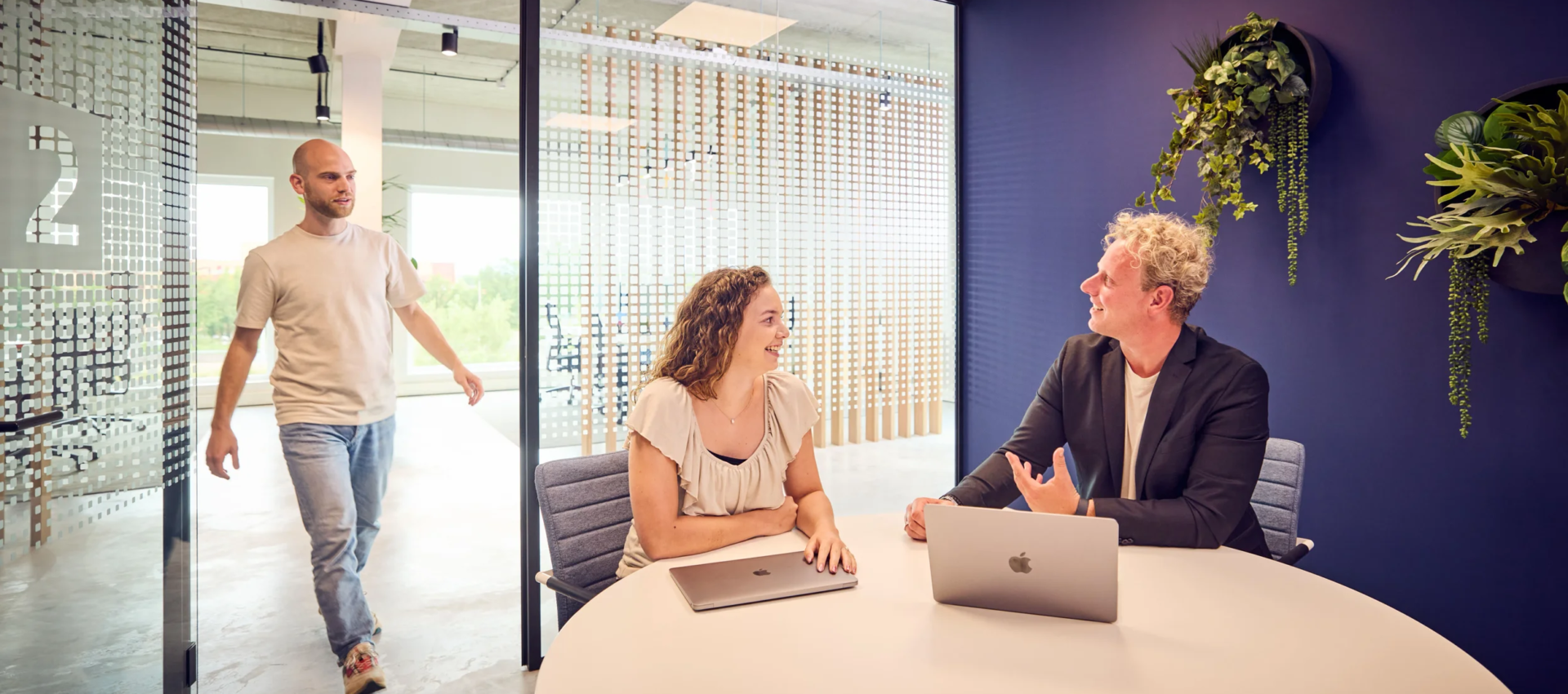 Consultants in overleg aan tafel