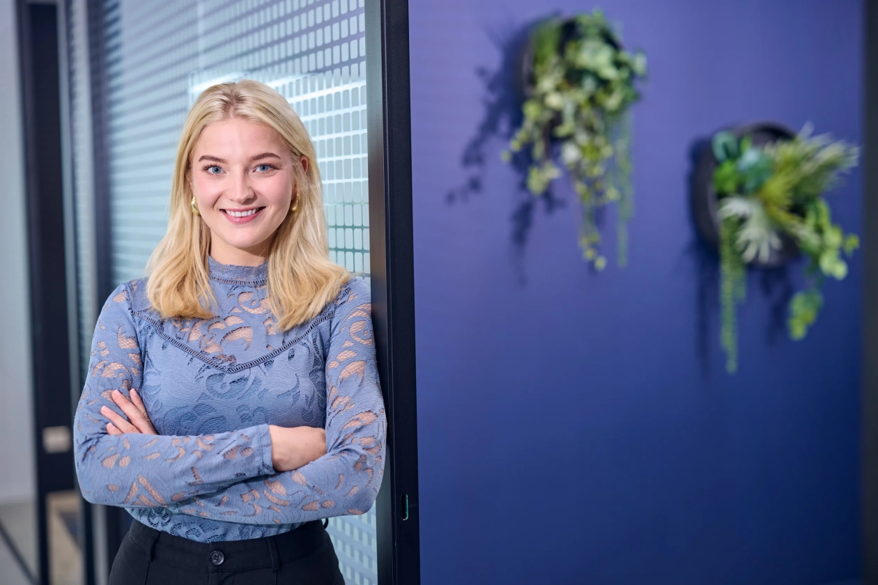 Salesforce consultant partner staat met de armen over elkaar