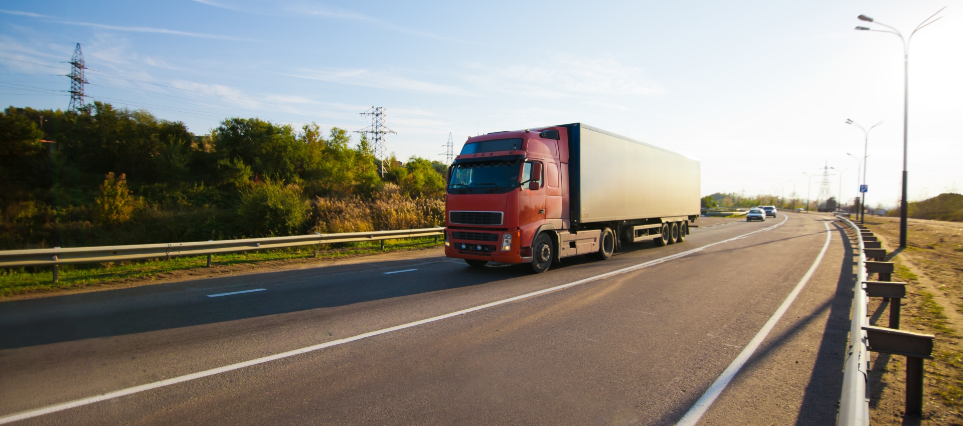 Vrachtwagen op de weg met vervaagde achtergrond