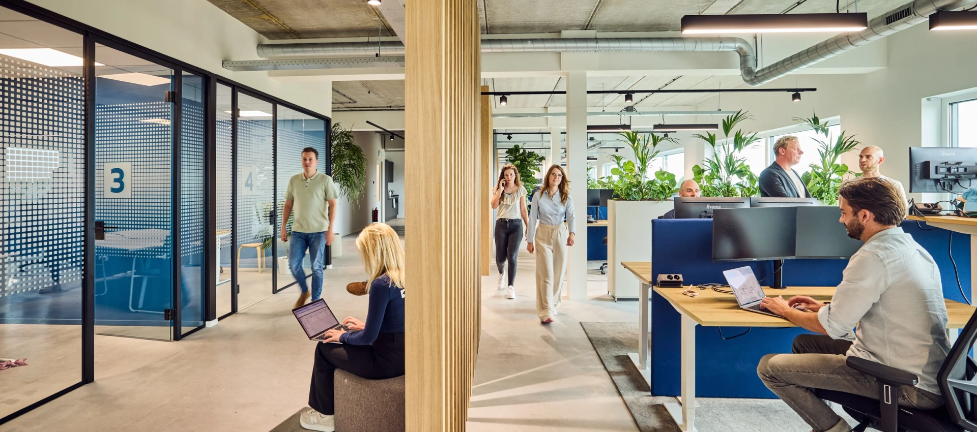 Kantoor van een Salesforce consultancy partner waar consultants aan het werk zijn.