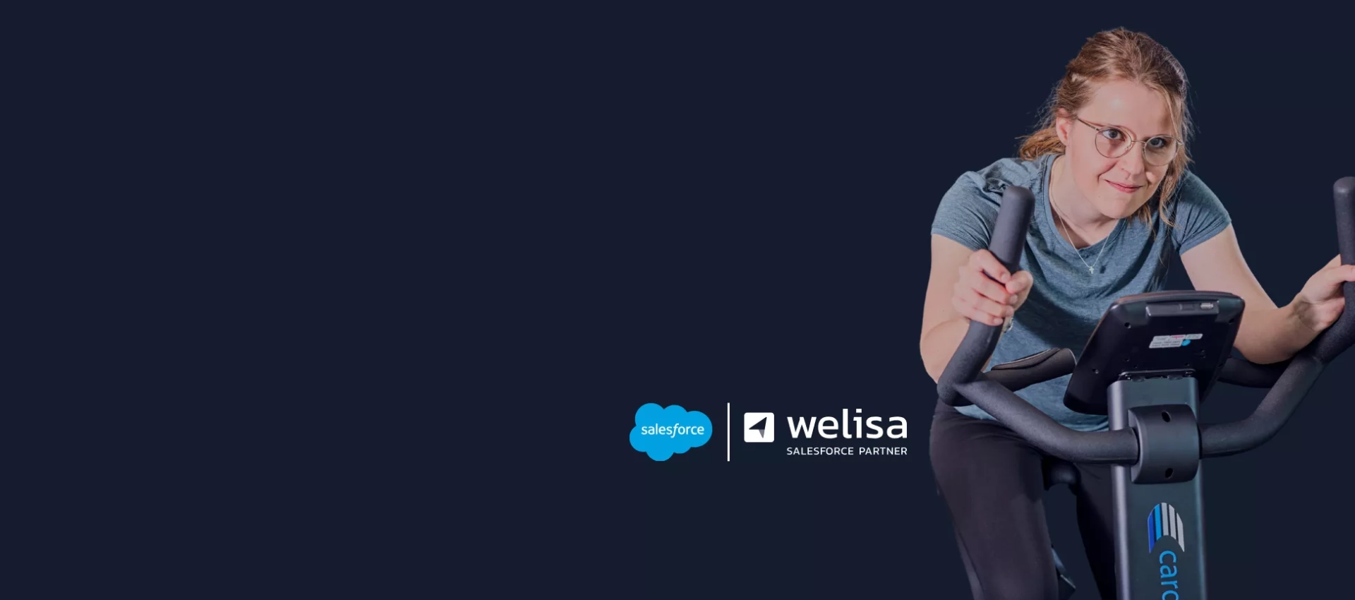 Sanne op een cardio fiets met naast haar het logo van Salesforce en Salesforce partner Welisa